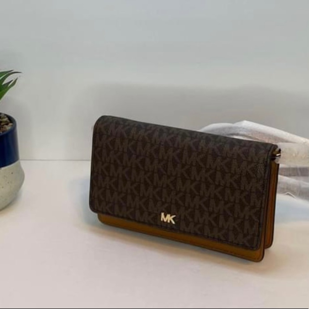 NWT. Michael Kors, the Signature Jet Set small phone crossbody